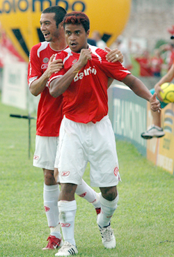Adriano comemora com Jean o gol da vitória